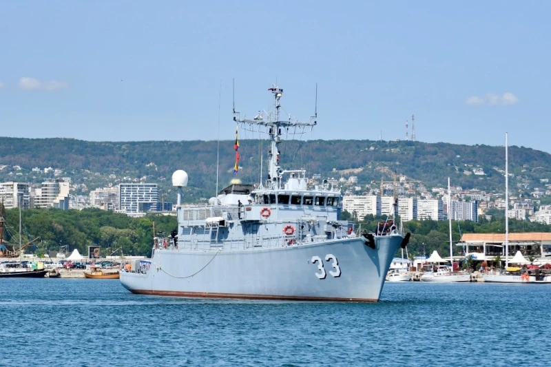 Български кораб отплава от бреговете на Варна, за да неутрализира мините в Черно море