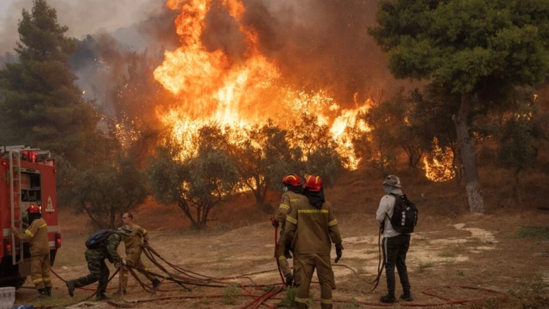 Горски пожари наложиха спешна евакуация на две населени места в Кератея