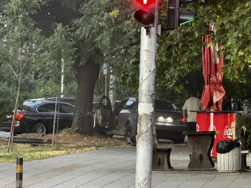 В Пловдив: Шофьор дрифти на голям булевард, а след това катастрофира в дърво