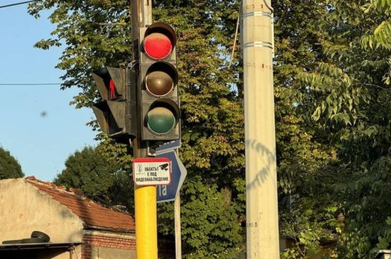 Русенци недоволни: Толкова ли е трудно да бъдат почистени светофарите из града