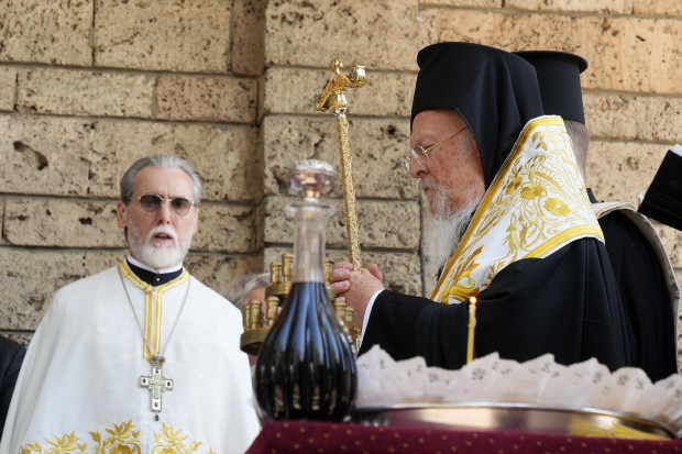 Вселенският патриарх Вартоломей отслужи кратка панихида на гроба на вече