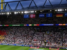 Батман? Маскиран мъж наблюдава Германия - Дания от покрива на стадиона