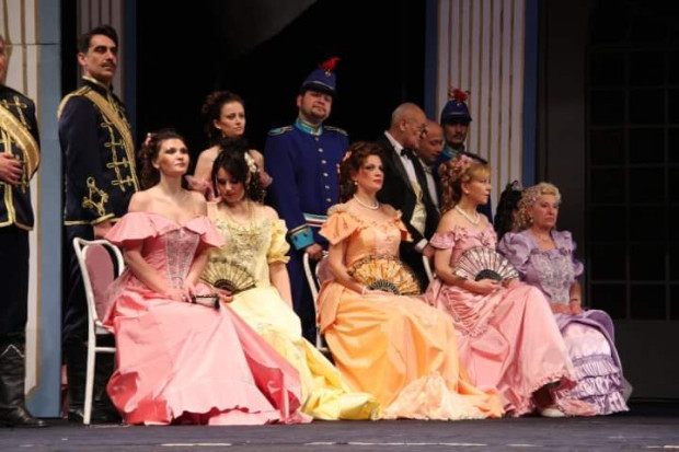 125 костюма от сатен, жакард, тафта, коприна, памук и вълна ще види публиката на операта "Страната на усмивките"