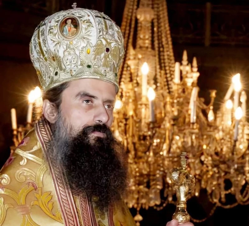 Смолянчани се поздравяват след избора на патриарх Даниил