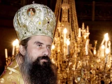 Смолянчани се поздравяват след избора на патриарх Даниил