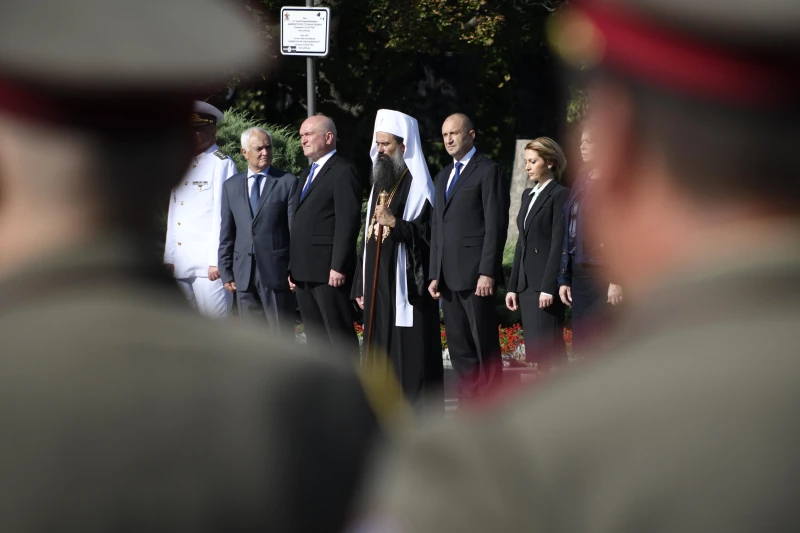 Президентът и патриарх Даниил положиха венци пред Паметника на Незнайния воин
