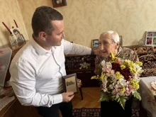 Кметът Милков честити 100-ия рожден ден на русенката Зорка Кръстева