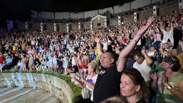 TD Над 2000 души аплодираха легендарната група Smokie в Пловдив