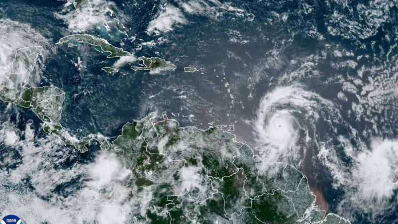 "Екстремно опасният" ураган "Берил" наближава Карибите, превърна се в най-ранната силна трупическа буря в историята