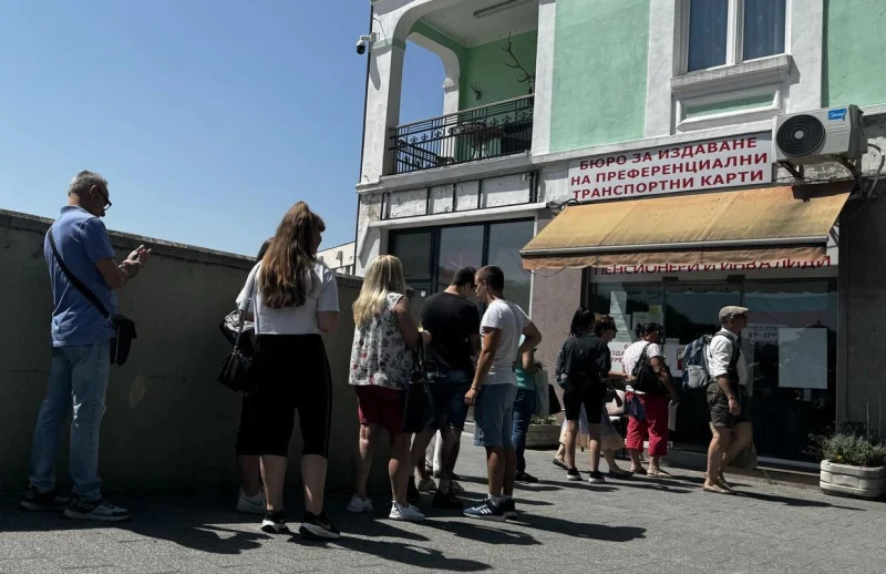 Опашка се изви пред едно от най-посещаваните места в Пловдив въпреки жегата
