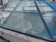 Опасност от инцидент: Напука се стъкло над важна историческа старина във Варна