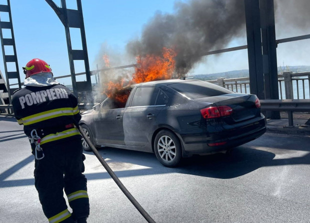 Автомобил с румънска регистрация изгоря в средата на Дунав мост