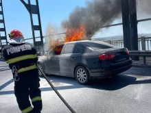 Автомобил се запали в движение на Дунав мост