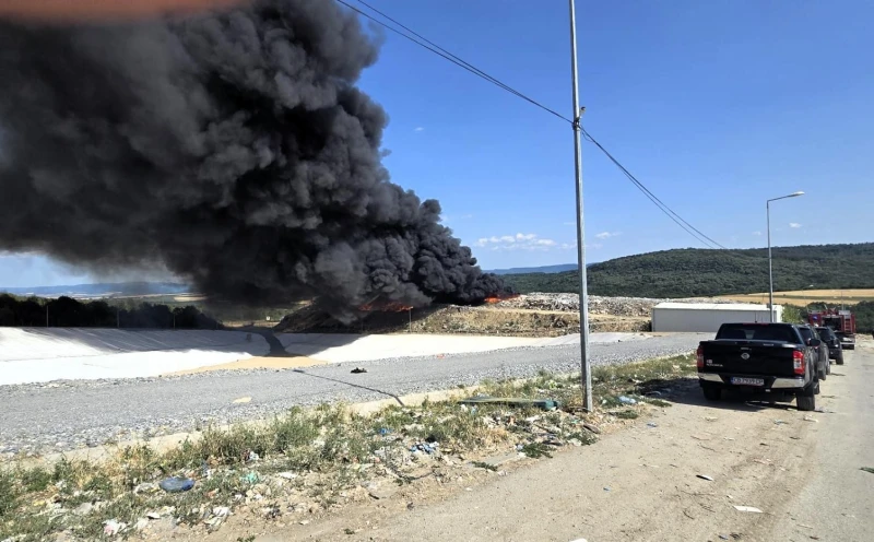 Пожарът на сметището край Шереметя е овладян, за селото няма опасност
