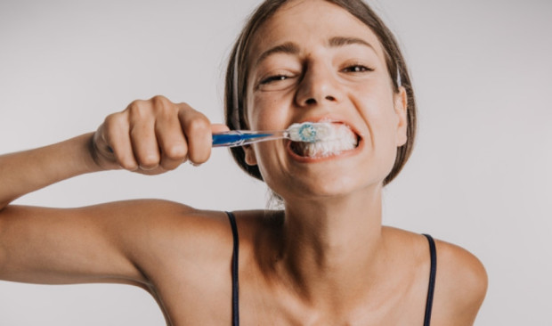 Миенето на зъбите е съществена част от поддържането на устната