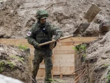 Британското разузнаване: Русия изпраща десетки хиляди мигранти да копаят окопи на фронта в Украйна
