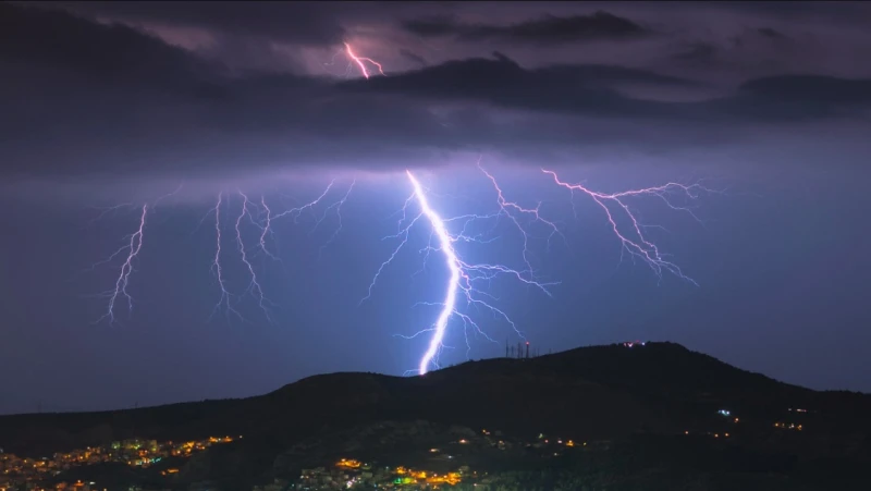 Силна буря ще бушува в популярни гръцки курорти в сряда и четвъртък