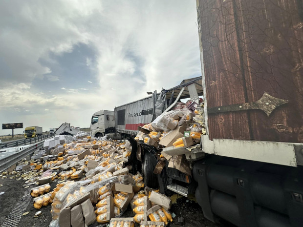 Тонове стока са разпръснати на магистрала Тракия след катастрофата между