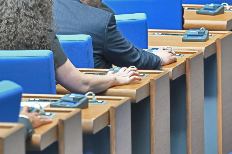 Депутатите решават за правителството в 13:00 часа, преди това изслушват премиера за Срещата на върха на НАТО