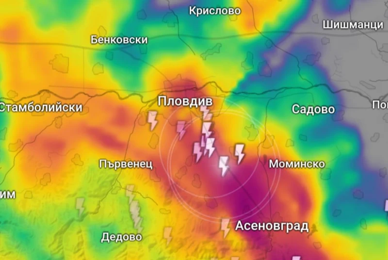 Силна гръмотевична буря осветява небето над Пловдив и Асеновград