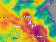 Силна гръмотевична буря осветява небето над Пловдив и Асеновград