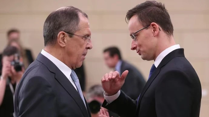 Петер Сиярто разговаря със Сергей Лавров по време на срещата на Орбан със Зеленски в Киев