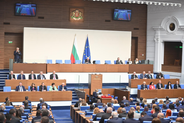 Парламентът продължава своето заседание с разглеждането на проектоправителството на Росен