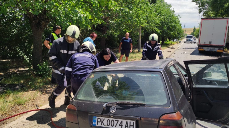 Шофьор бе заклещен в колата си след тежка катастрофа