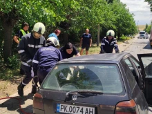 Шофьор бе заклещен в колата си след тежка катастрофа
