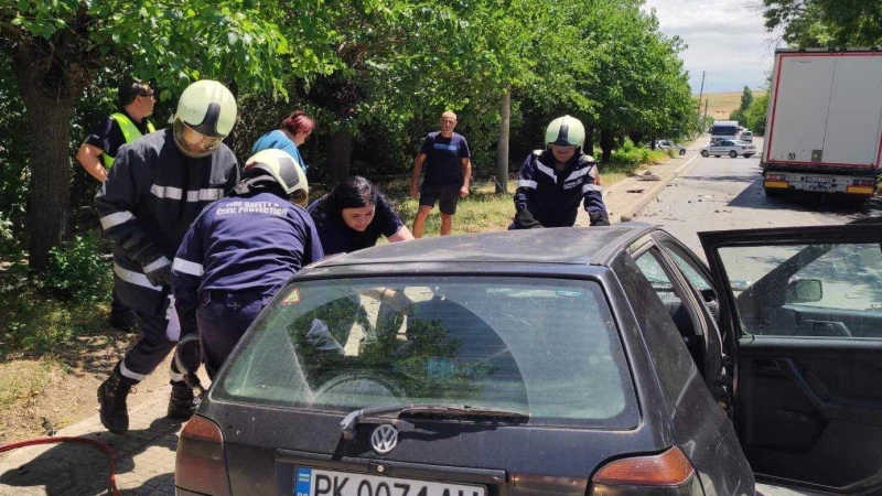 Възрастен мъж е затиснат в автомобил след тежка катастрофа на пътя Пазарджик - Панагюрище