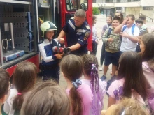 Деца от Дупница се запознаха с професията на пожарникарите