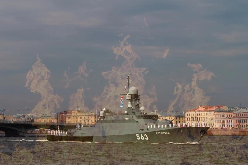 Руският ракетен кораб "Серпухов" е бил подпален от военен на Москва, преминал на страната на Украйна
