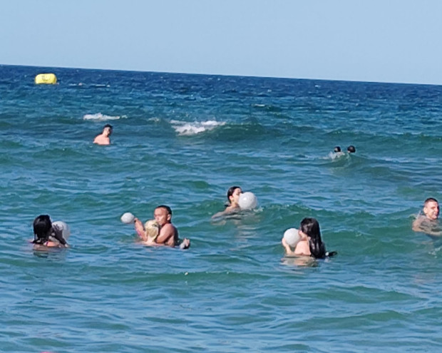 TD Девойки дишат райски газ от балони в морето на