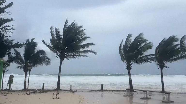 Властите в Мексико издадоха предупреждение заради приближаването на урагана "Берил"