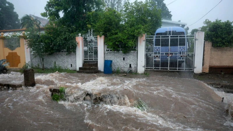 Ураганът "Берил" връхлетя Ямайка с наводнения, броят на жертвите му достигна до осем души