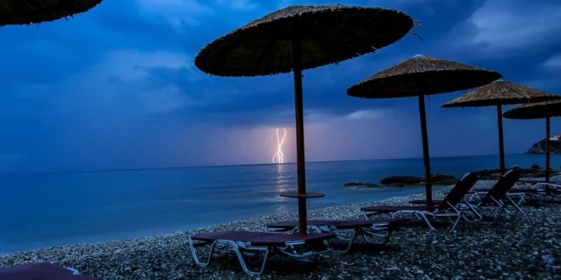Лошо време с интензивни гръмотевични бури обхваща части от Гърция