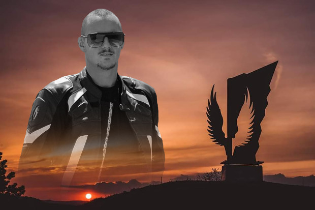 Паметникът на загиналия моторист във Варна свети в червено в памет на Стефан