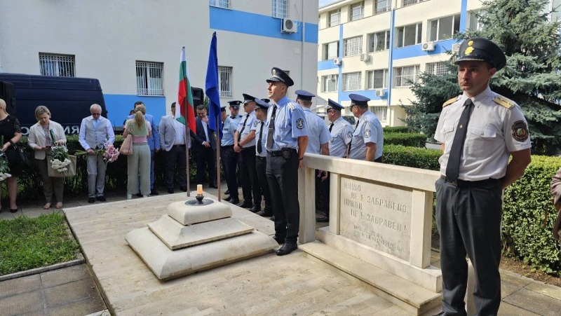 Благоевградските полицаи отбелязаха в аванс професионалния си празник, отдадоха почит и към загиналите си колеги