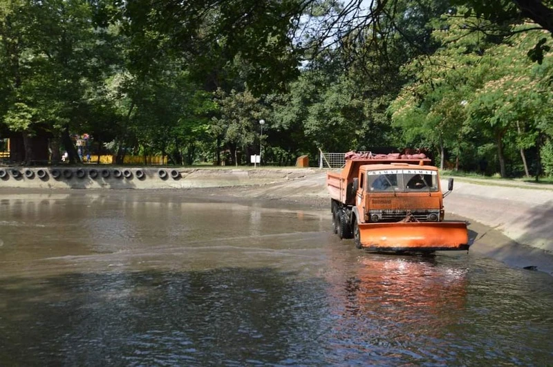 За втори път тази година чистят езерото в благоевградския парк "Бачиново"