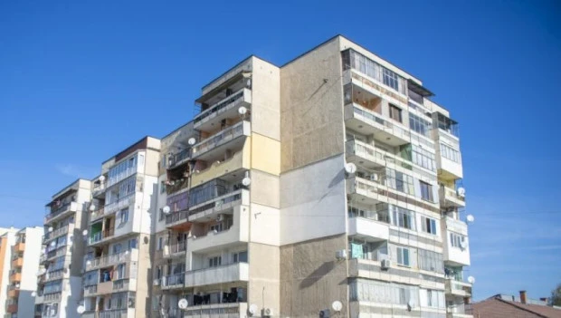 Част от бетонна плоча на фасада падна и рани възрастен мъж в Русе