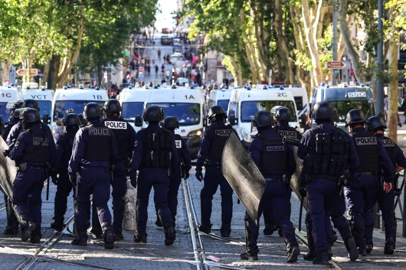 Франция разполага 30 000 полицаи в деня на изборите