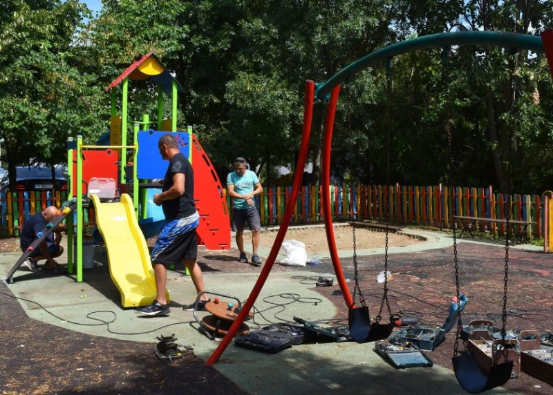 Поставят 16 нови съоръжения на детски площадки в Разград