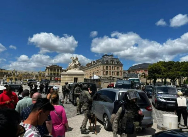 Въоръжена полиция нахлу в двореца Версай в Париж след инцидент