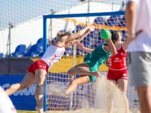 Девойките с драматична и важна победа на Европейското по плажен хандбал във Варна