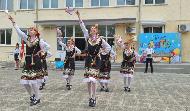 Учениците от ОУ "Яне Сандански" завършиха