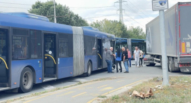 TD Тир се е ударил в автобус на градския транспорт