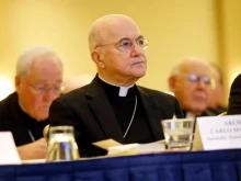 Католическата църква отлъчи яростния критик на папата архиепископ Карло Мария Вигано