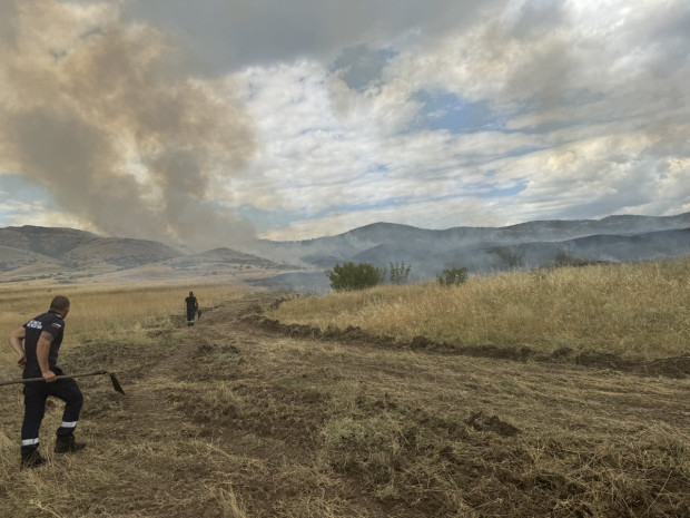 Продължава гасенето на големия пожар край бургаския квартал Банево Както