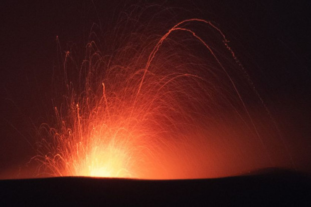 Поради активизиране на вулканичната дейност на вулканите Етна и Стромболи