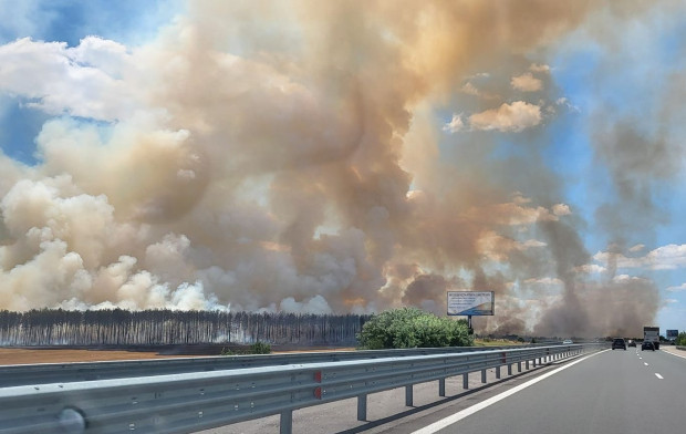 Голям пожар създава неприятности на стотици шофьори пътуващи по АМ